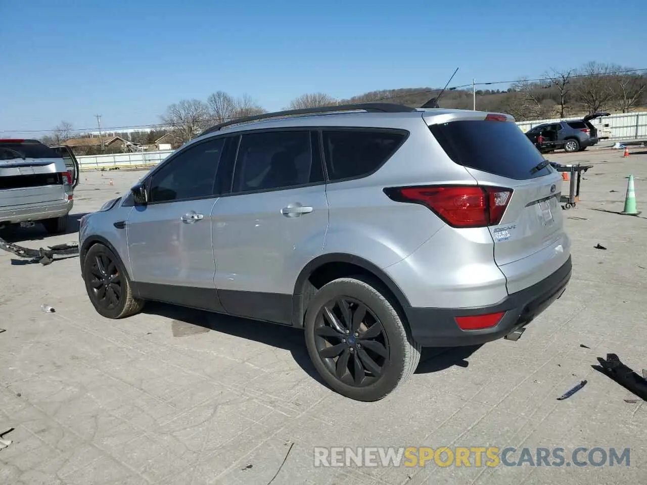 2 fotografías del automóvil dañado 1FMCU0GD4KUA07325 FORD ESCAPE 2019