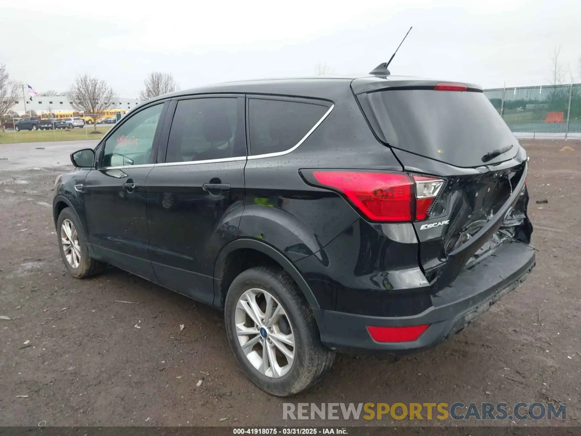 3 fotografías del automóvil dañado 1FMCU0GD4KUA60347 FORD ESCAPE 2019
