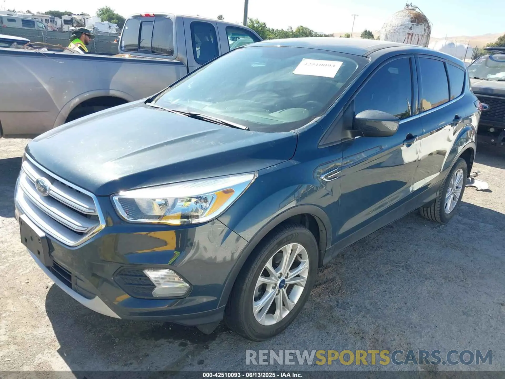 2 fotografías del automóvil dañado 1FMCU0GD4KUA63989 FORD ESCAPE 2019
