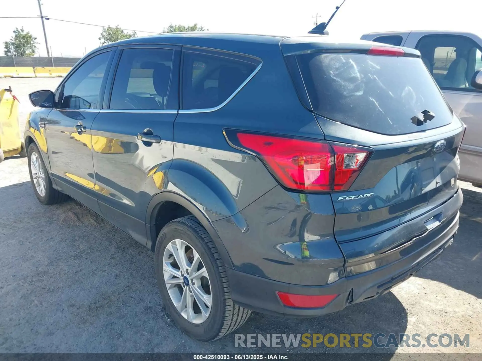 3 fotografías del automóvil dañado 1FMCU0GD4KUA63989 FORD ESCAPE 2019