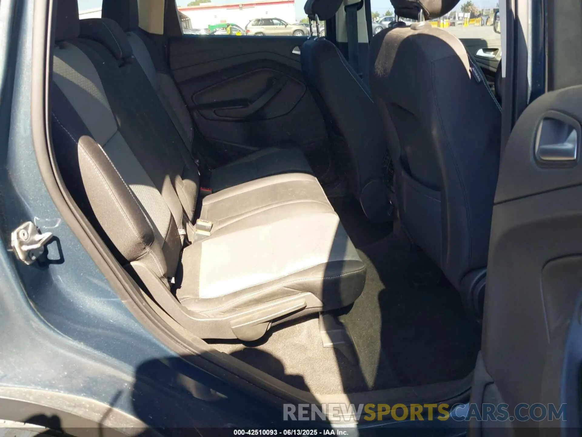 8 fotografías del automóvil dañado 1FMCU0GD4KUA63989 FORD ESCAPE 2019