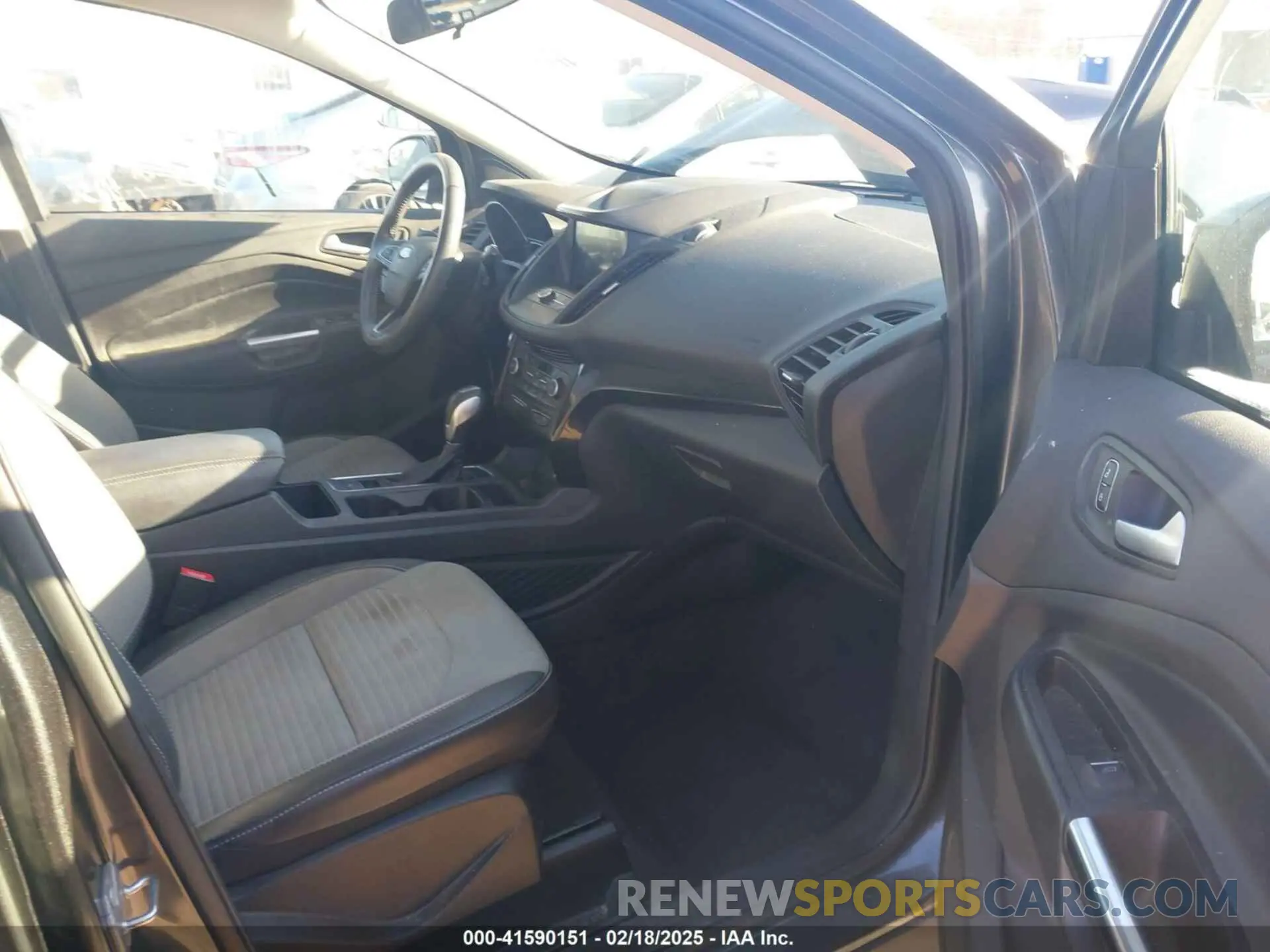 5 fotografías del automóvil dañado 1FMCU0GD4KUA91551 FORD ESCAPE 2019