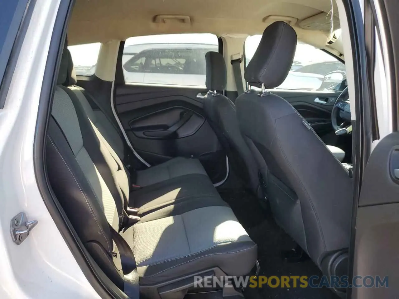11 fotografías del automóvil dañado 1FMCU0GD4KUB00085 FORD ESCAPE 2019