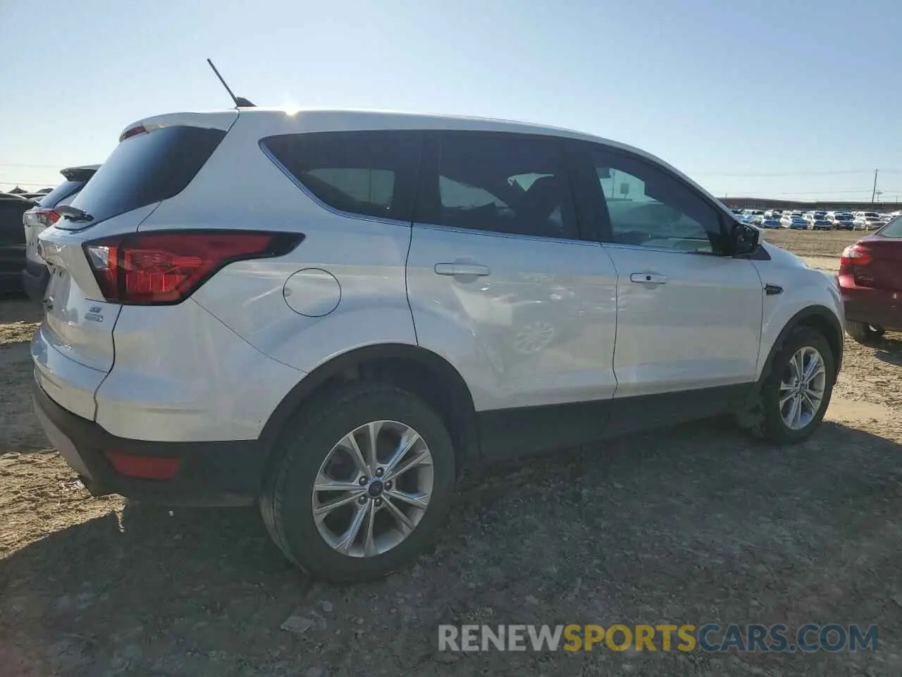 3 fotografías del automóvil dañado 1FMCU0GD4KUB00085 FORD ESCAPE 2019