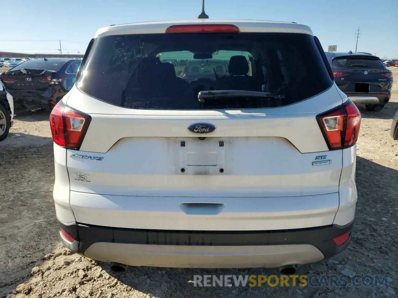 6 fotografías del automóvil dañado 1FMCU0GD4KUB00085 FORD ESCAPE 2019