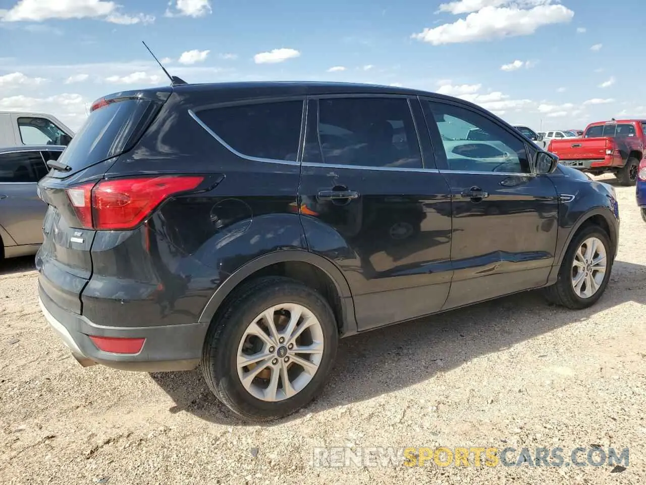 3 fotografías del automóvil dañado 1FMCU0GD4KUC02566 FORD ESCAPE 2019