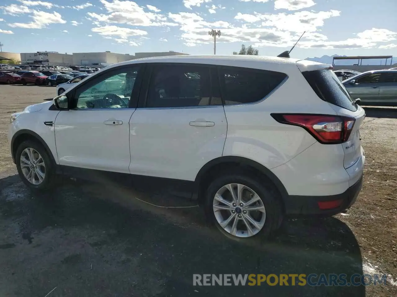 2 fotografías del automóvil dañado 1FMCU0GD4KUC06925 FORD ESCAPE 2019