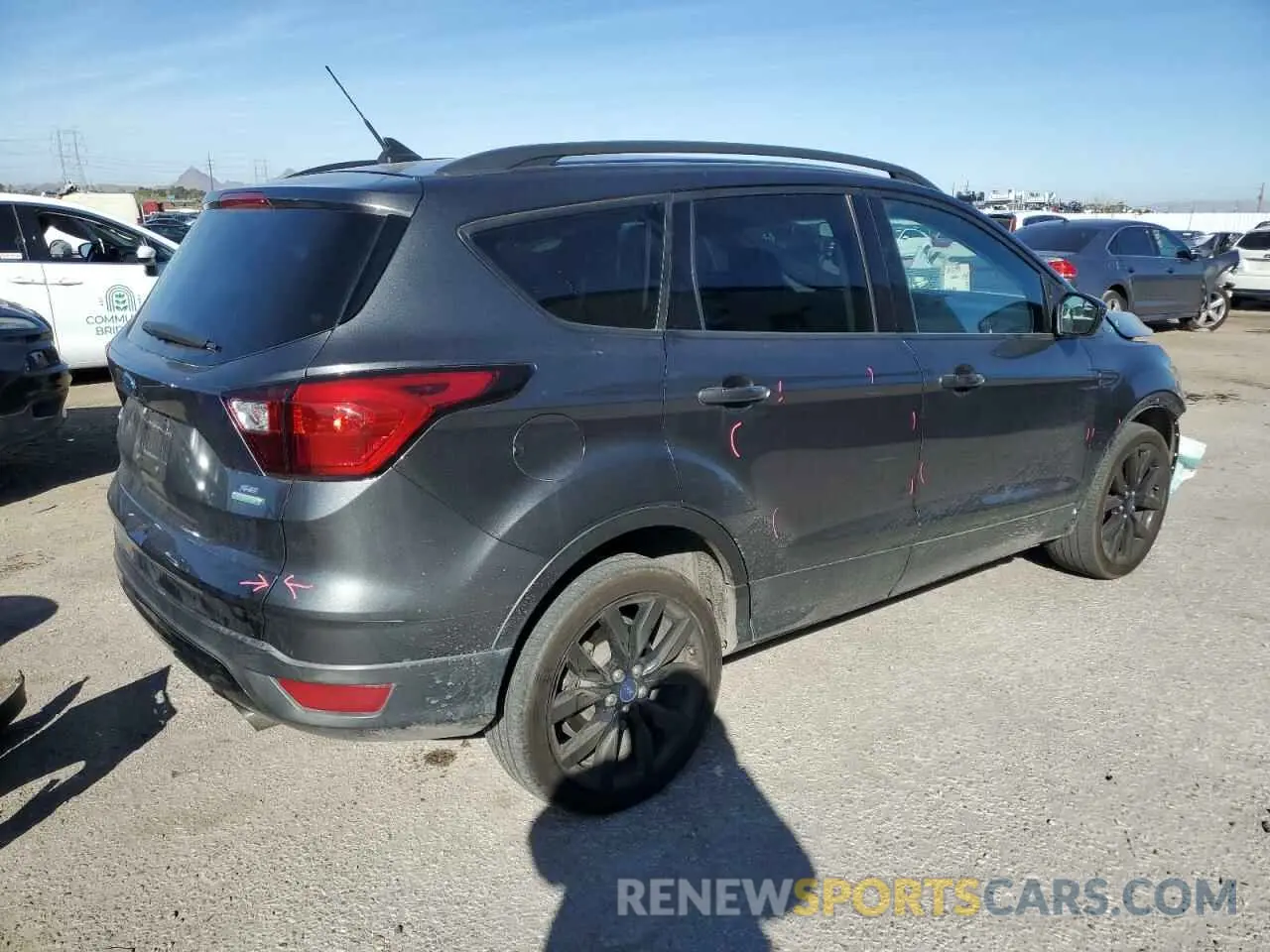 3 fotografías del automóvil dañado 1FMCU0GD4KUC27631 FORD ESCAPE 2019