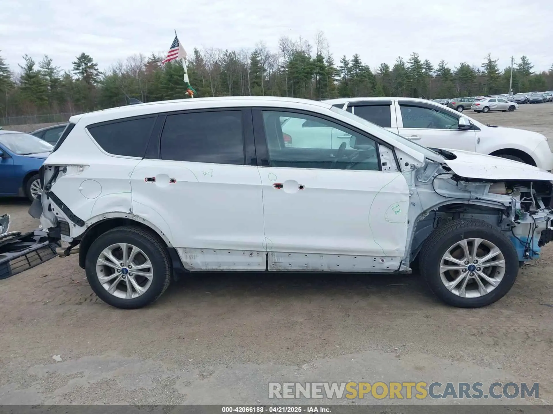 14 fotografías del automóvil dañado 1FMCU0GD4KUC35521 FORD ESCAPE 2019