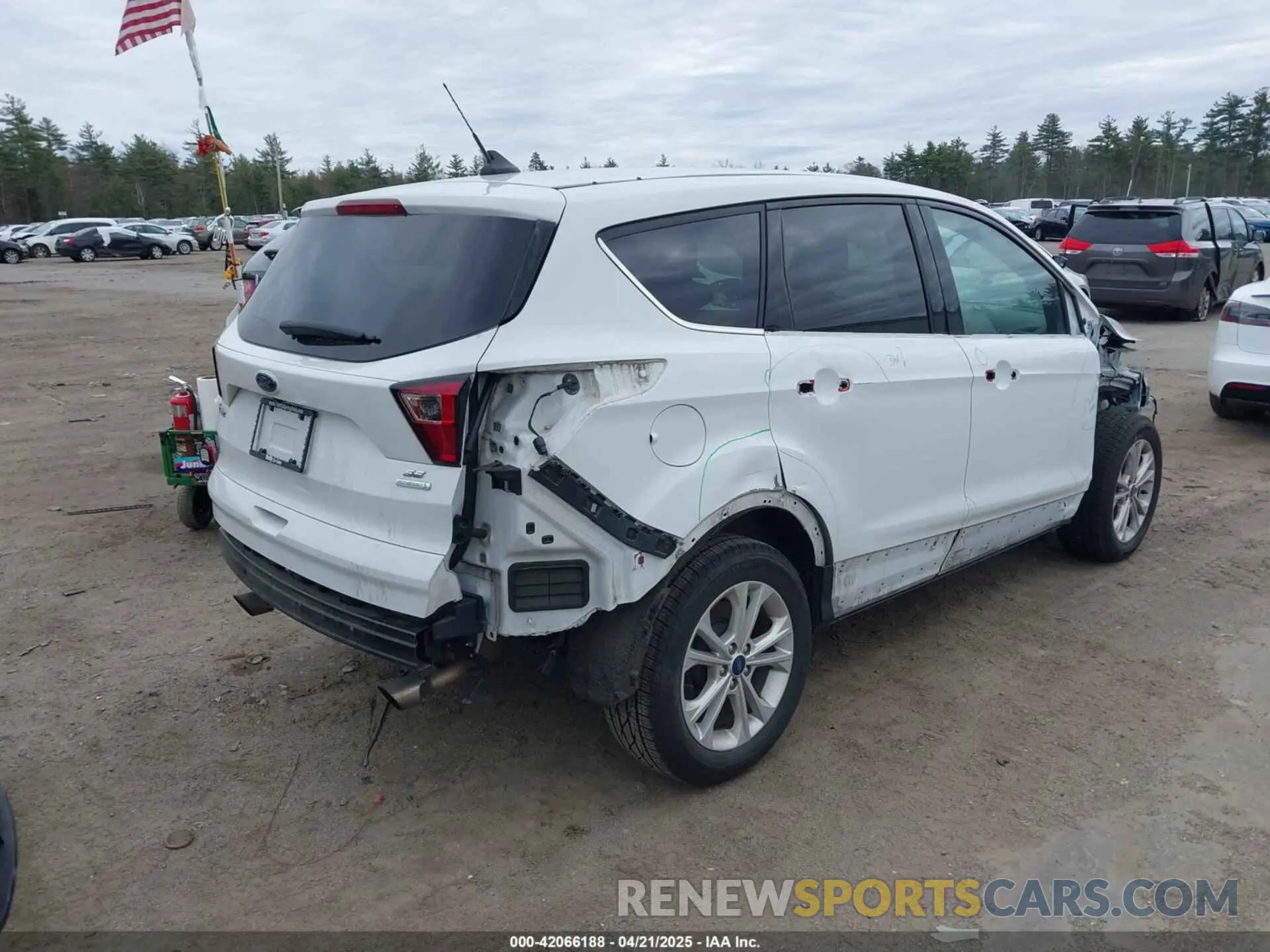 4 fotografías del automóvil dañado 1FMCU0GD4KUC35521 FORD ESCAPE 2019