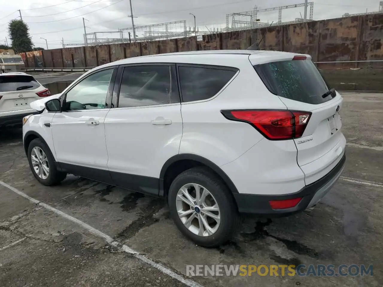 2 fotografías del automóvil dañado 1FMCU0GD5KUB04825 FORD ESCAPE 2019