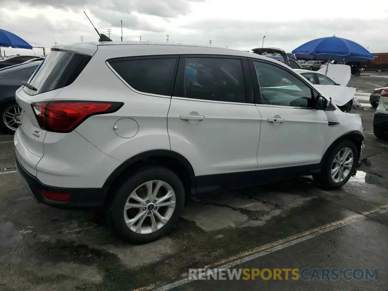 3 fotografías del automóvil dañado 1FMCU0GD5KUB04825 FORD ESCAPE 2019