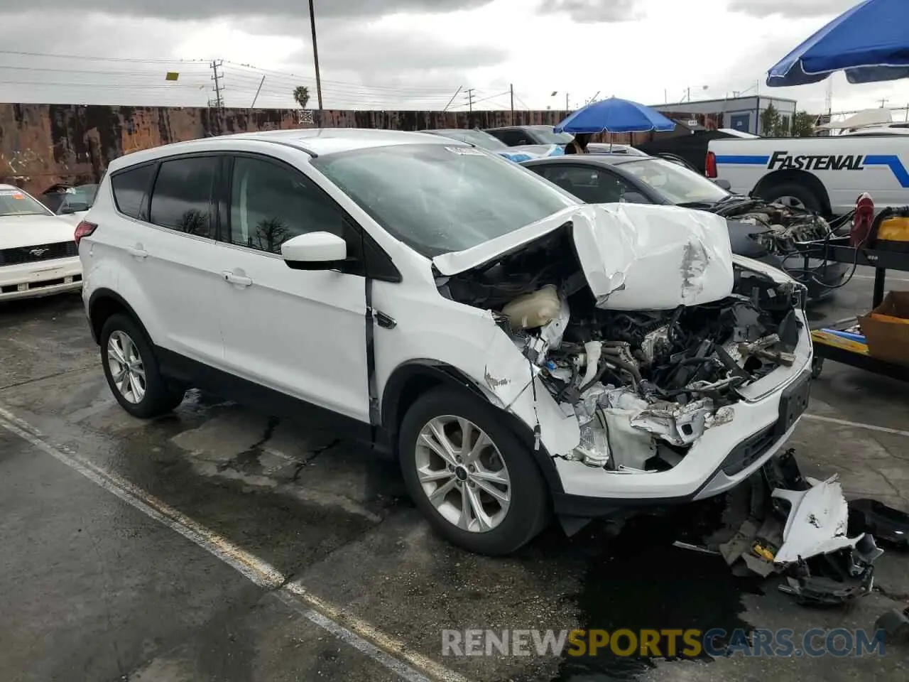 4 fotografías del automóvil dañado 1FMCU0GD5KUB04825 FORD ESCAPE 2019