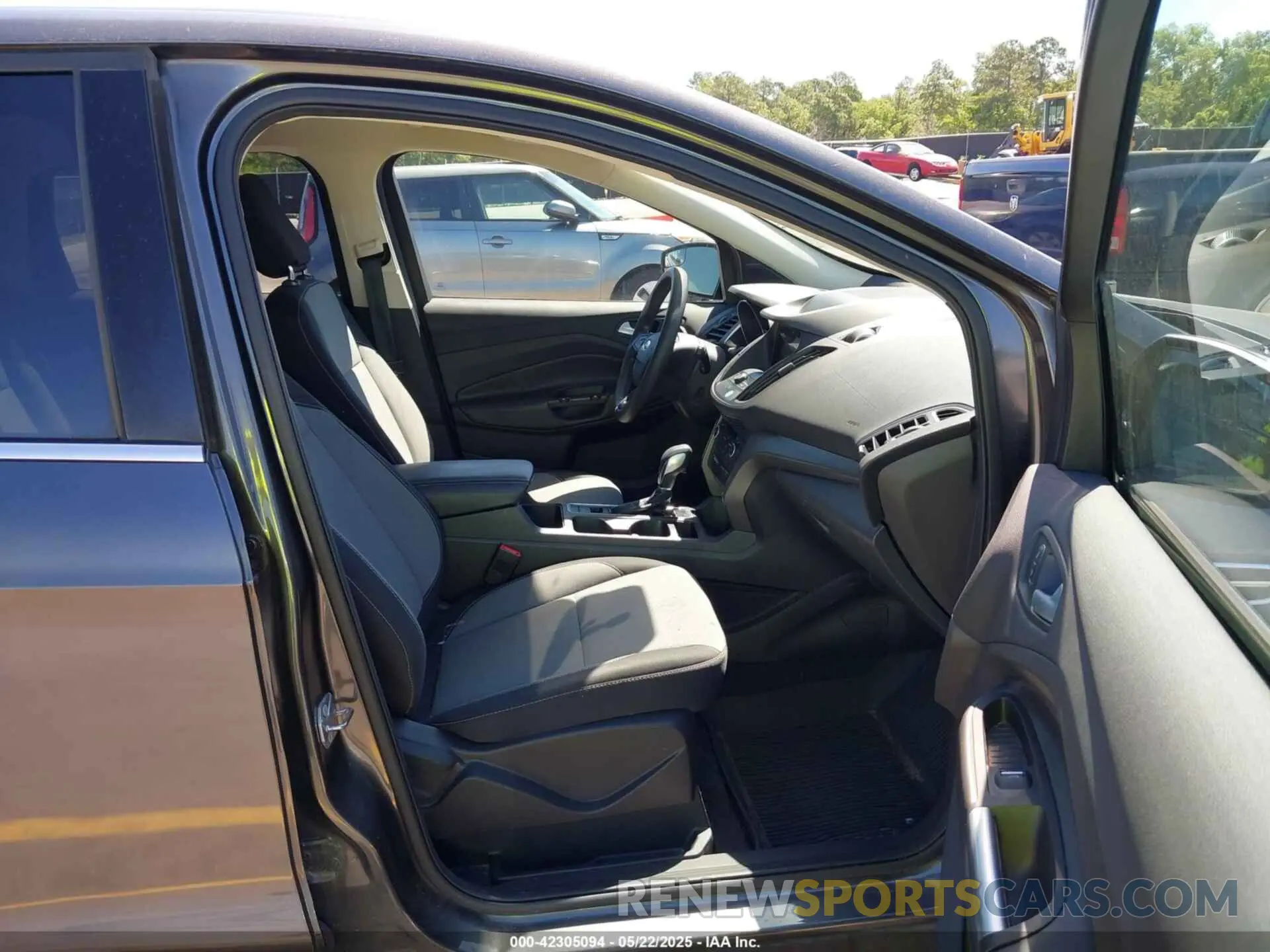 5 fotografías del automóvil dañado 1FMCU0GD5KUB19907 FORD ESCAPE 2019