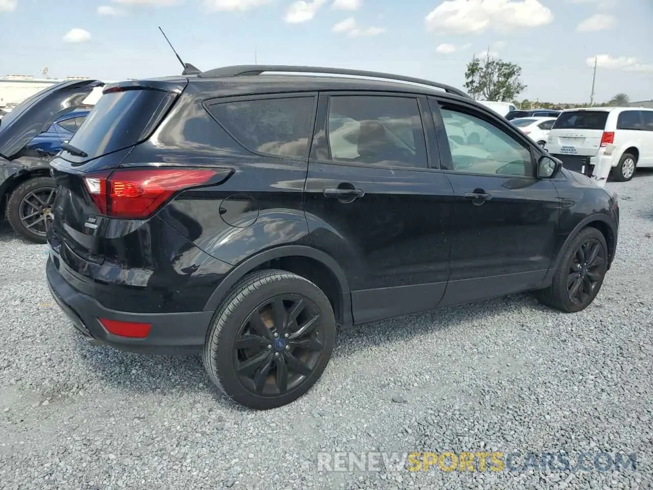 3 fotografías del automóvil dañado 1FMCU0GD5KUC20168 FORD ESCAPE 2019
