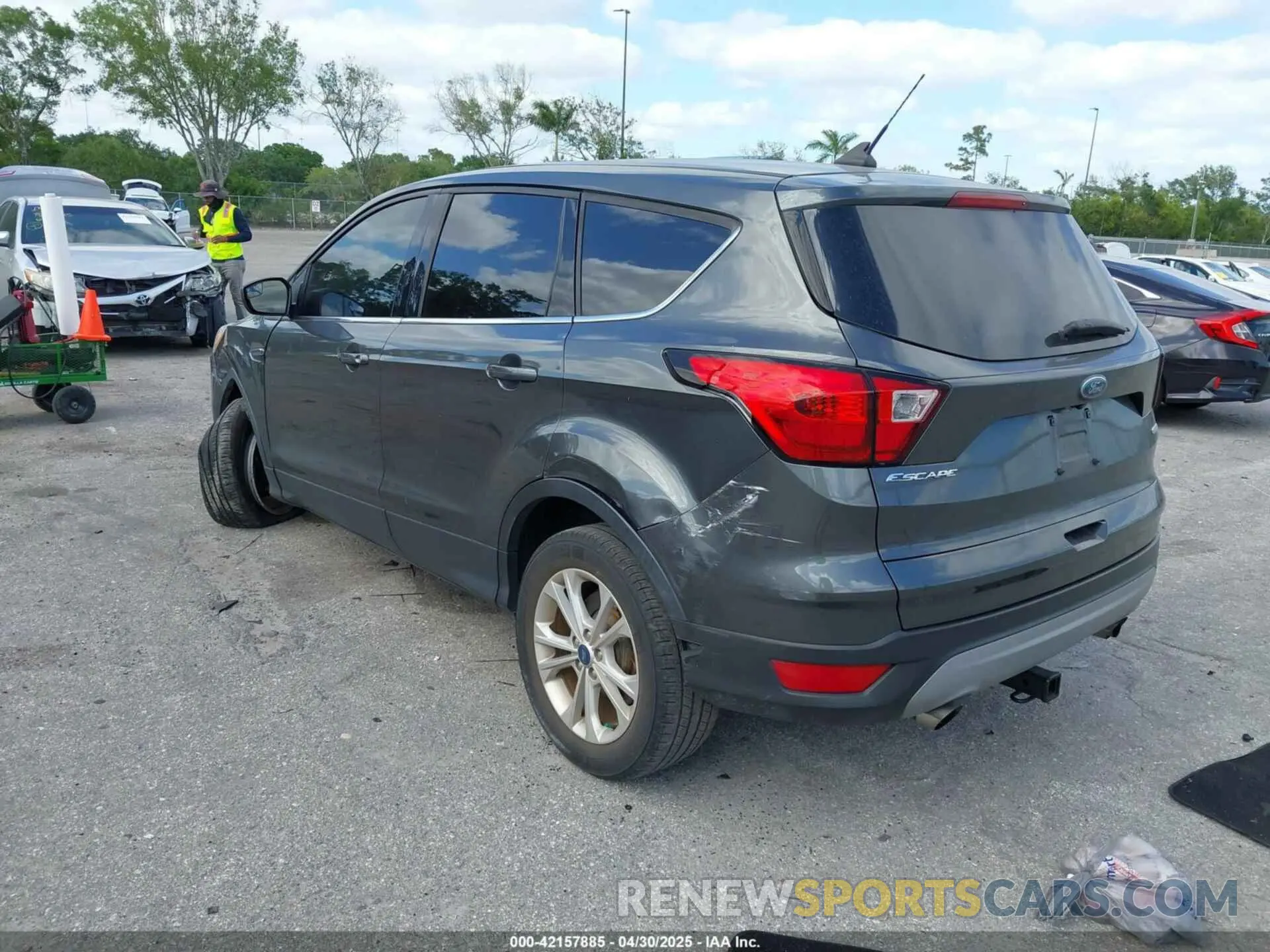 3 fotografías del automóvil dañado 1FMCU0GD6KUA30251 FORD ESCAPE 2019