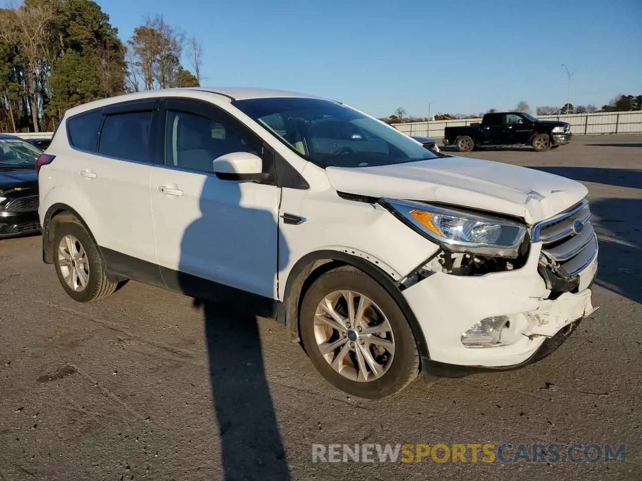 4 fotografías del automóvil dañado 1FMCU0GD6KUA44151 FORD ESCAPE 2019