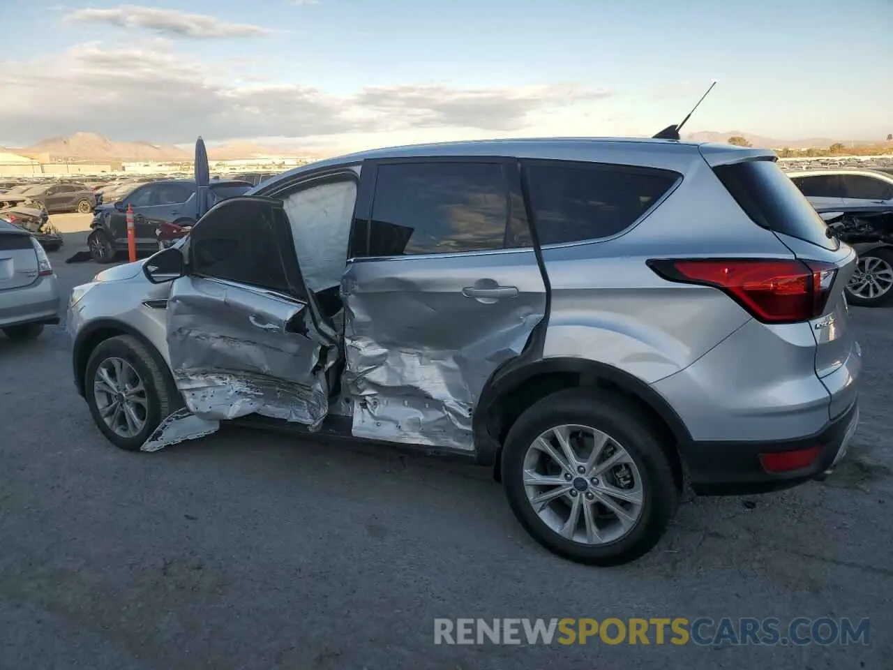 2 fotografías del automóvil dañado 1FMCU0GD6KUC09065 FORD ESCAPE 2019