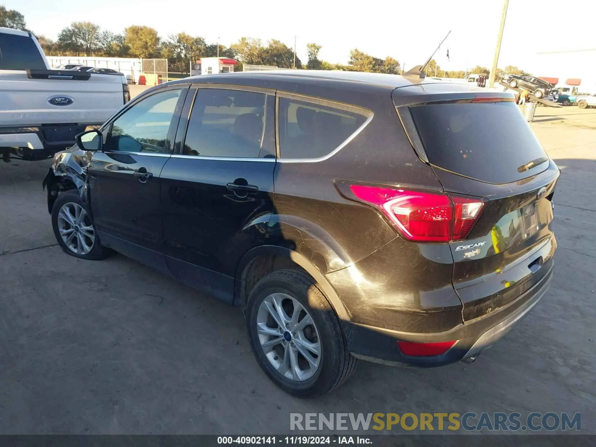 3 fotografías del automóvil dañado 1FMCU0GD6KUC52417 FORD ESCAPE 2019