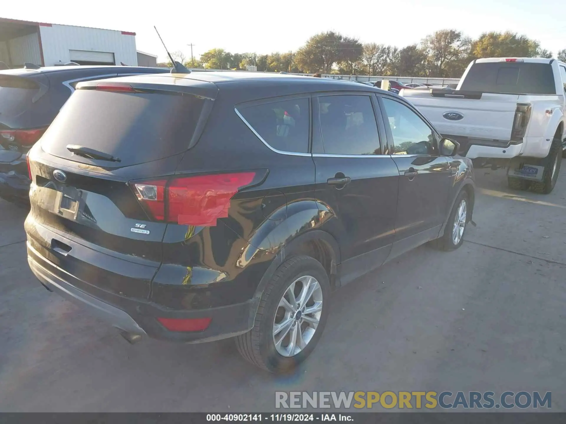 4 fotografías del automóvil dañado 1FMCU0GD6KUC52417 FORD ESCAPE 2019