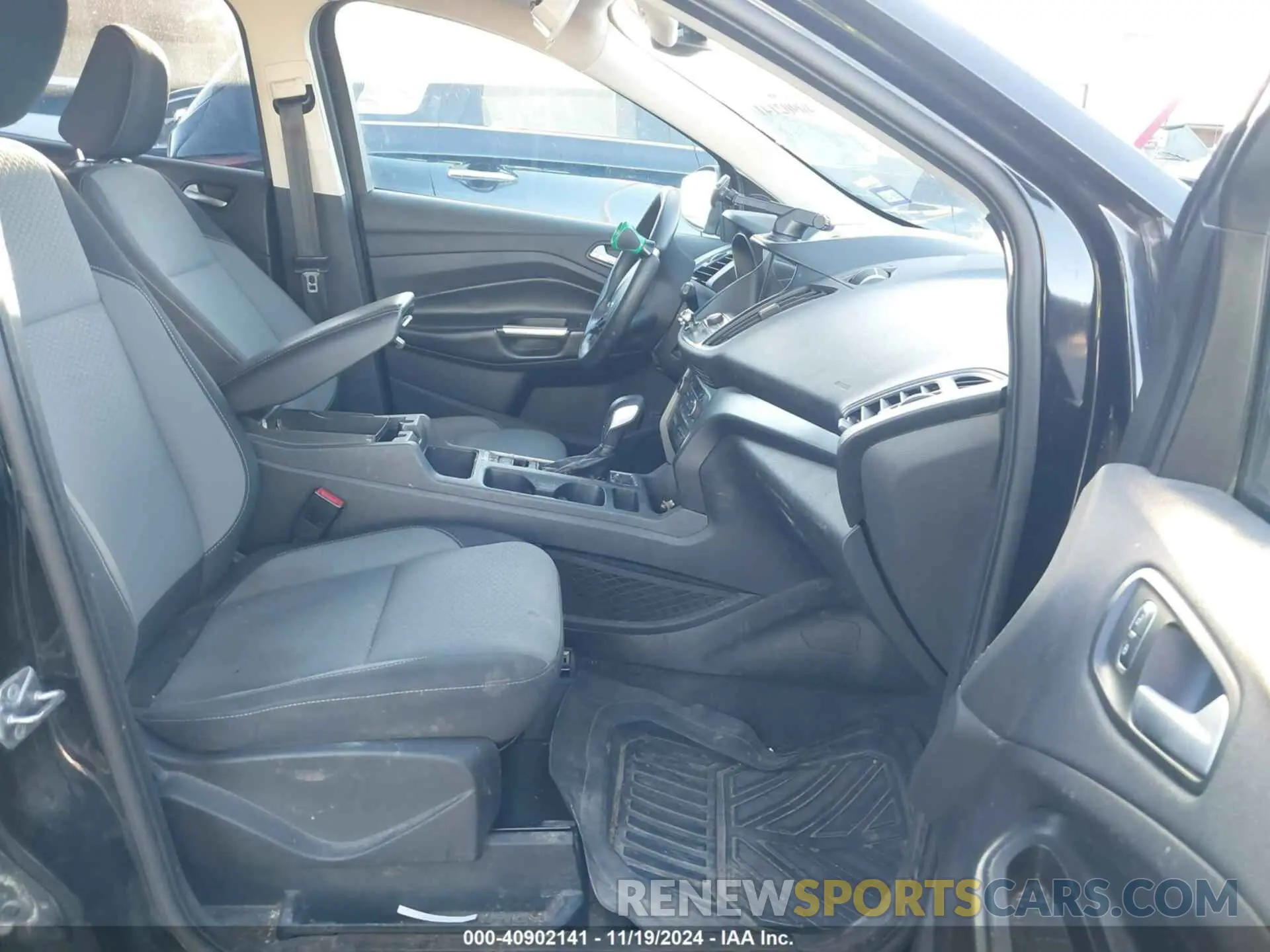 5 fotografías del automóvil dañado 1FMCU0GD6KUC52417 FORD ESCAPE 2019