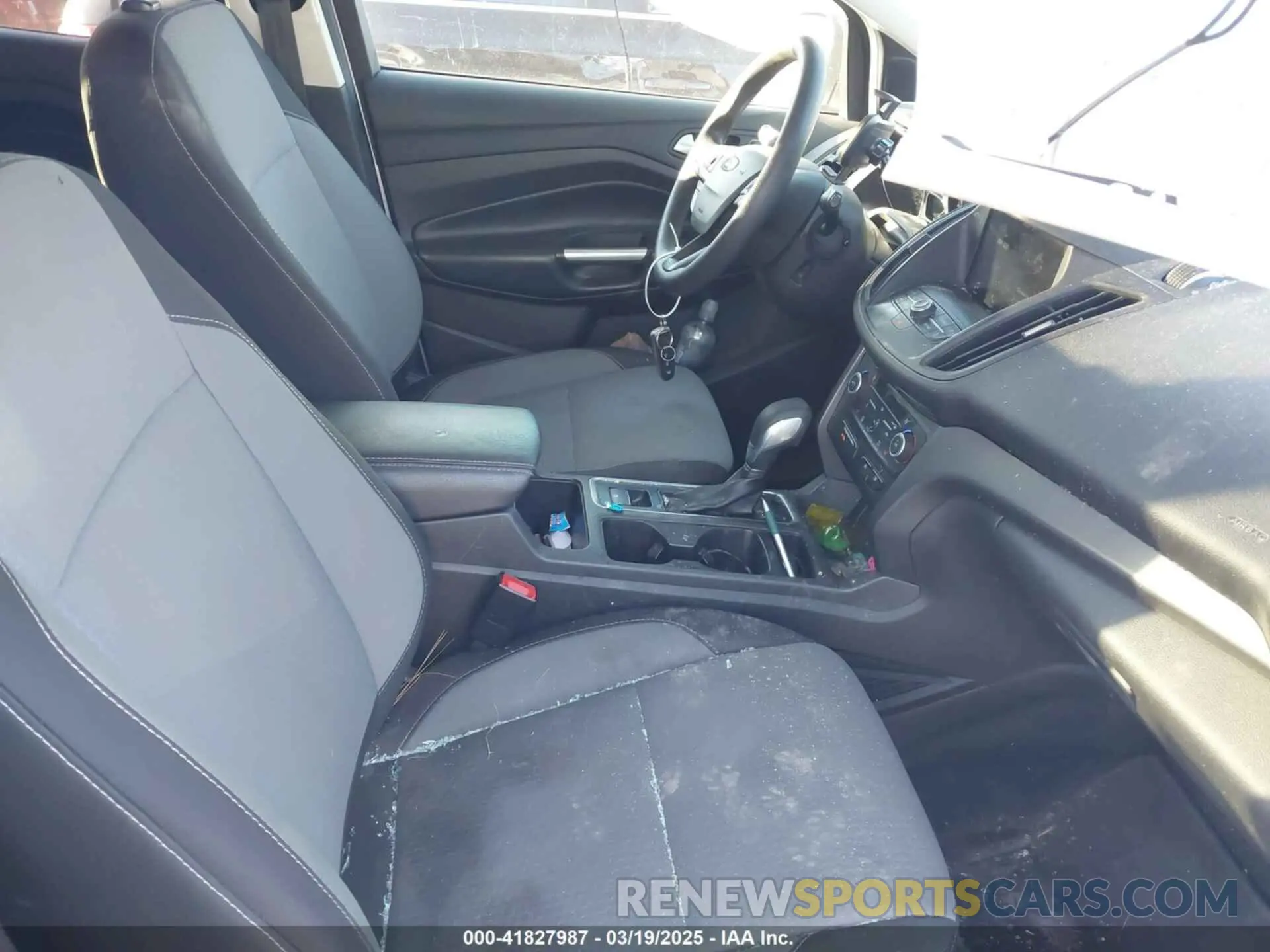 5 fotografías del automóvil dañado 1FMCU0GD7KUB45277 FORD ESCAPE 2019