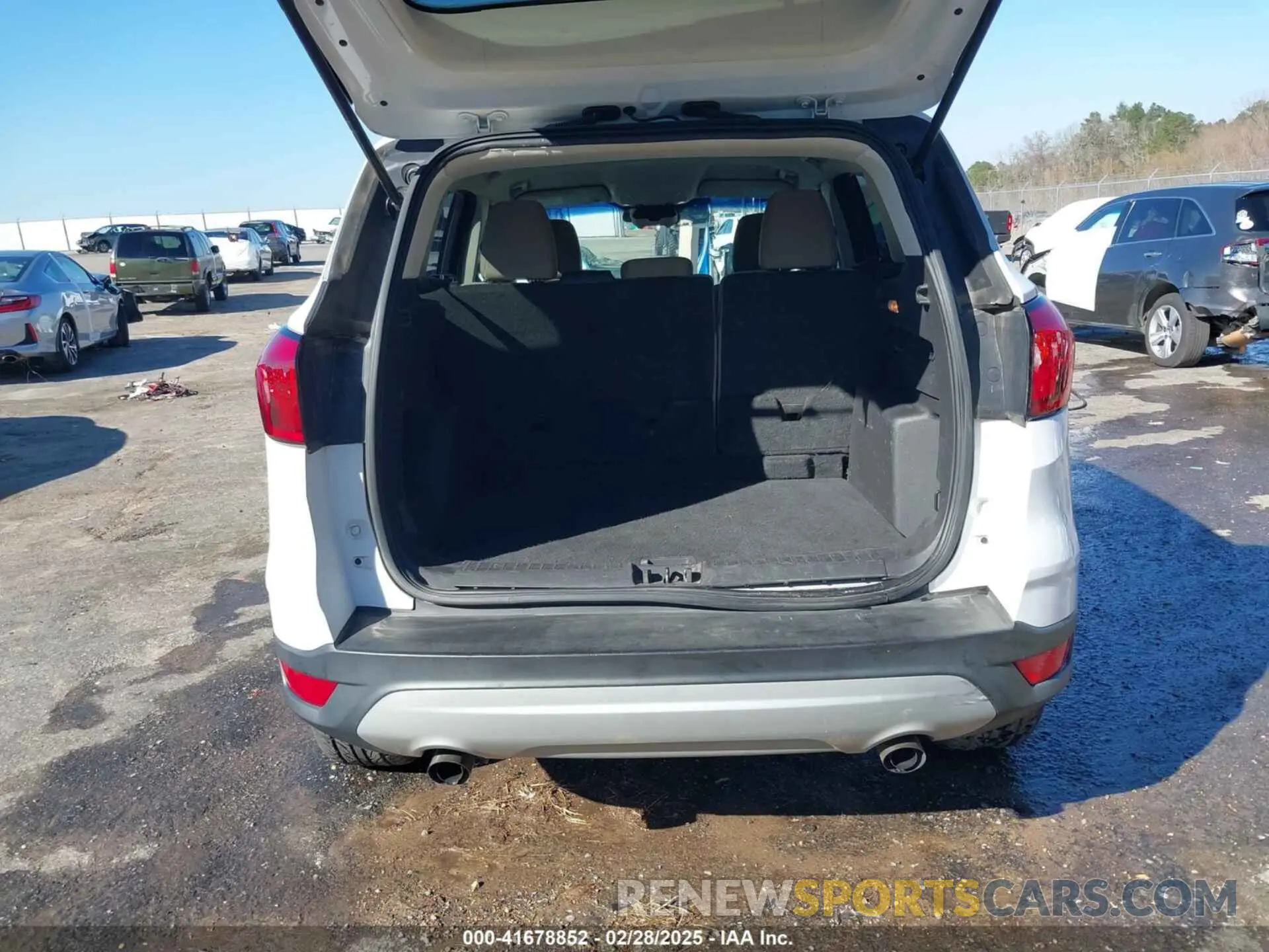 16 fotografías del automóvil dañado 1FMCU0GD8KUA12544 FORD ESCAPE 2019