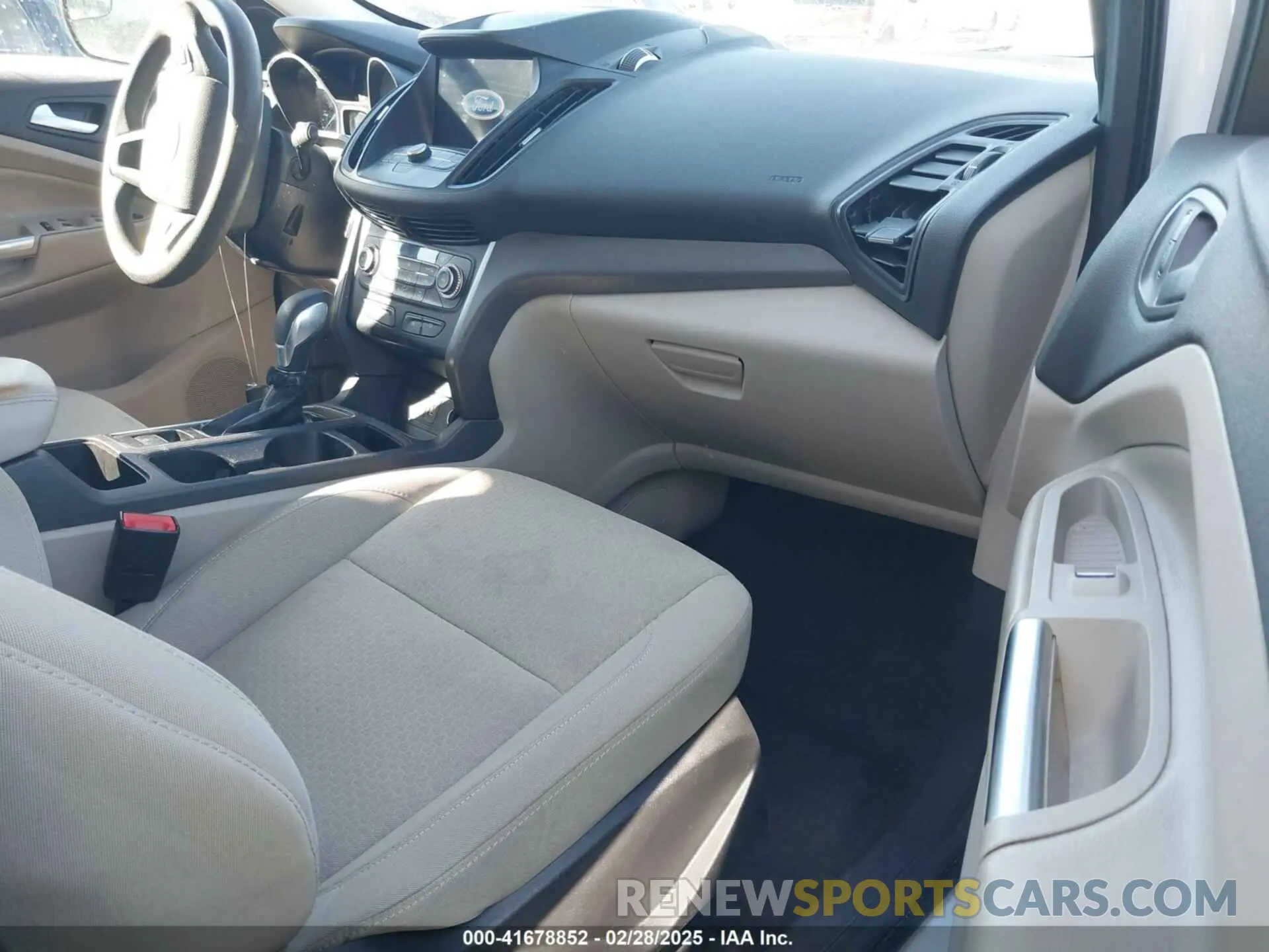 5 fotografías del automóvil dañado 1FMCU0GD8KUA12544 FORD ESCAPE 2019