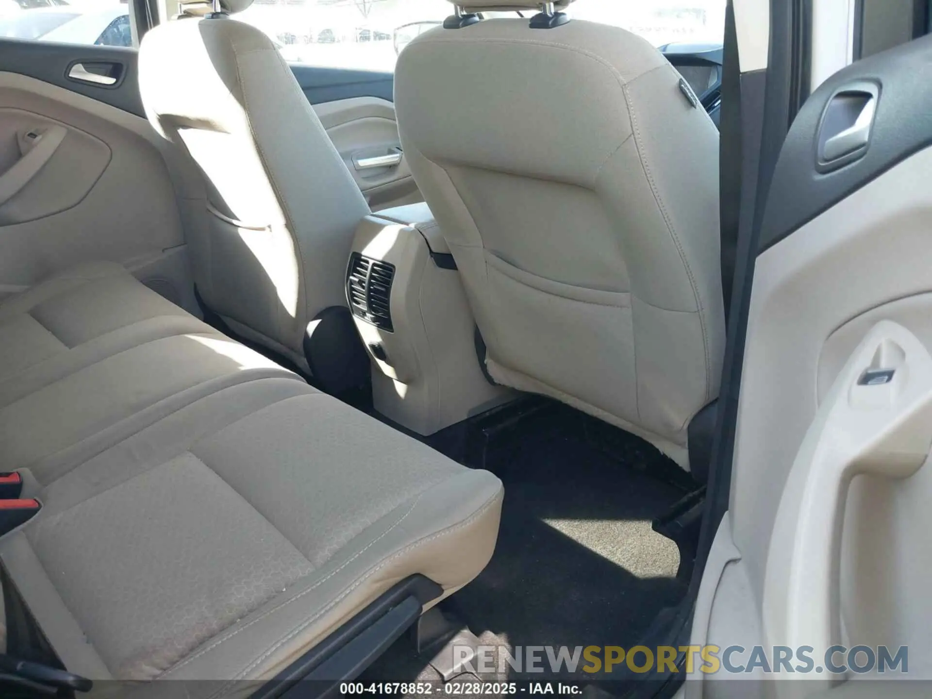 8 fotografías del automóvil dañado 1FMCU0GD8KUA12544 FORD ESCAPE 2019