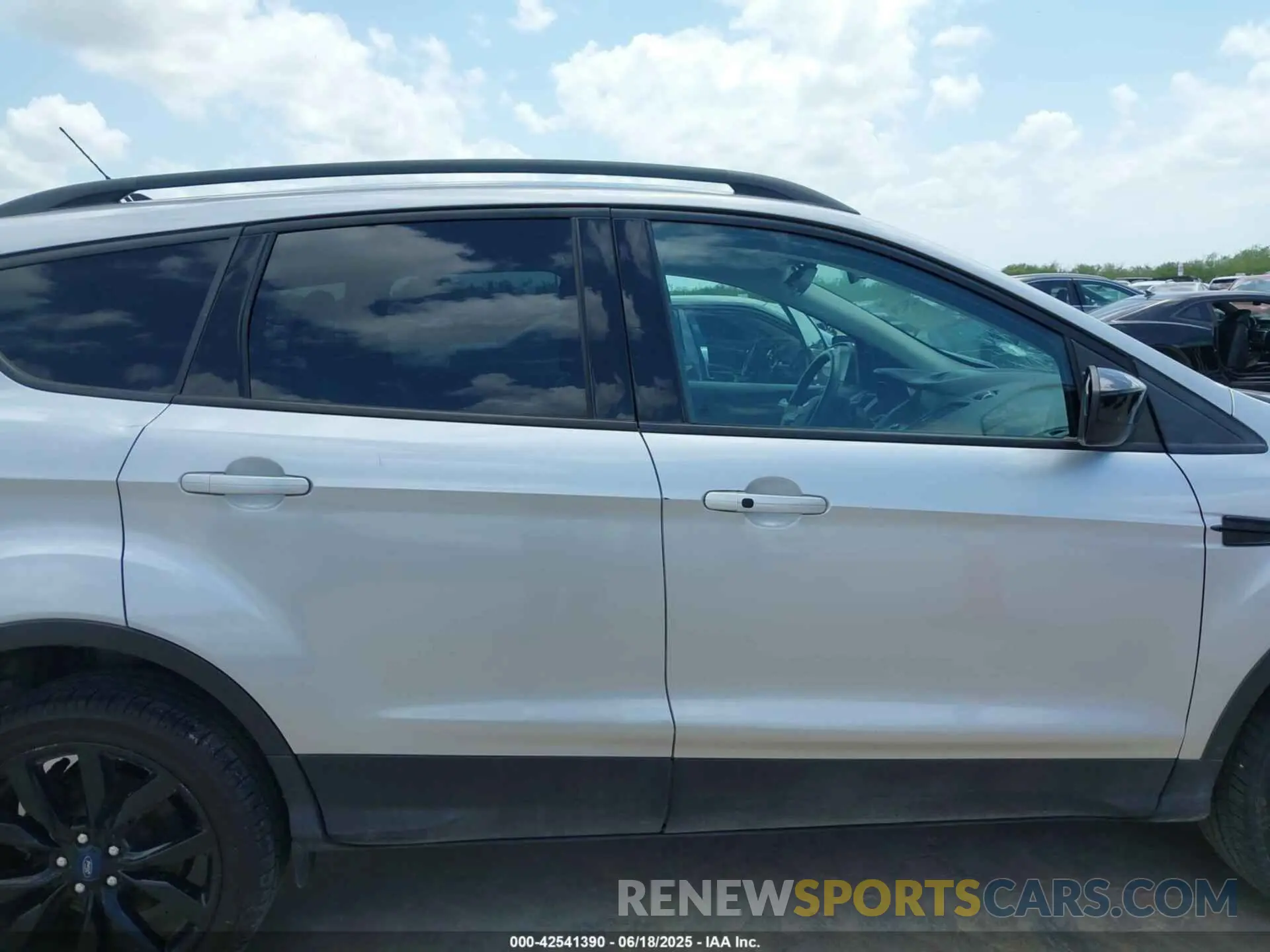 14 fotografías del automóvil dañado 1FMCU0GD8KUA64496 FORD ESCAPE 2019
