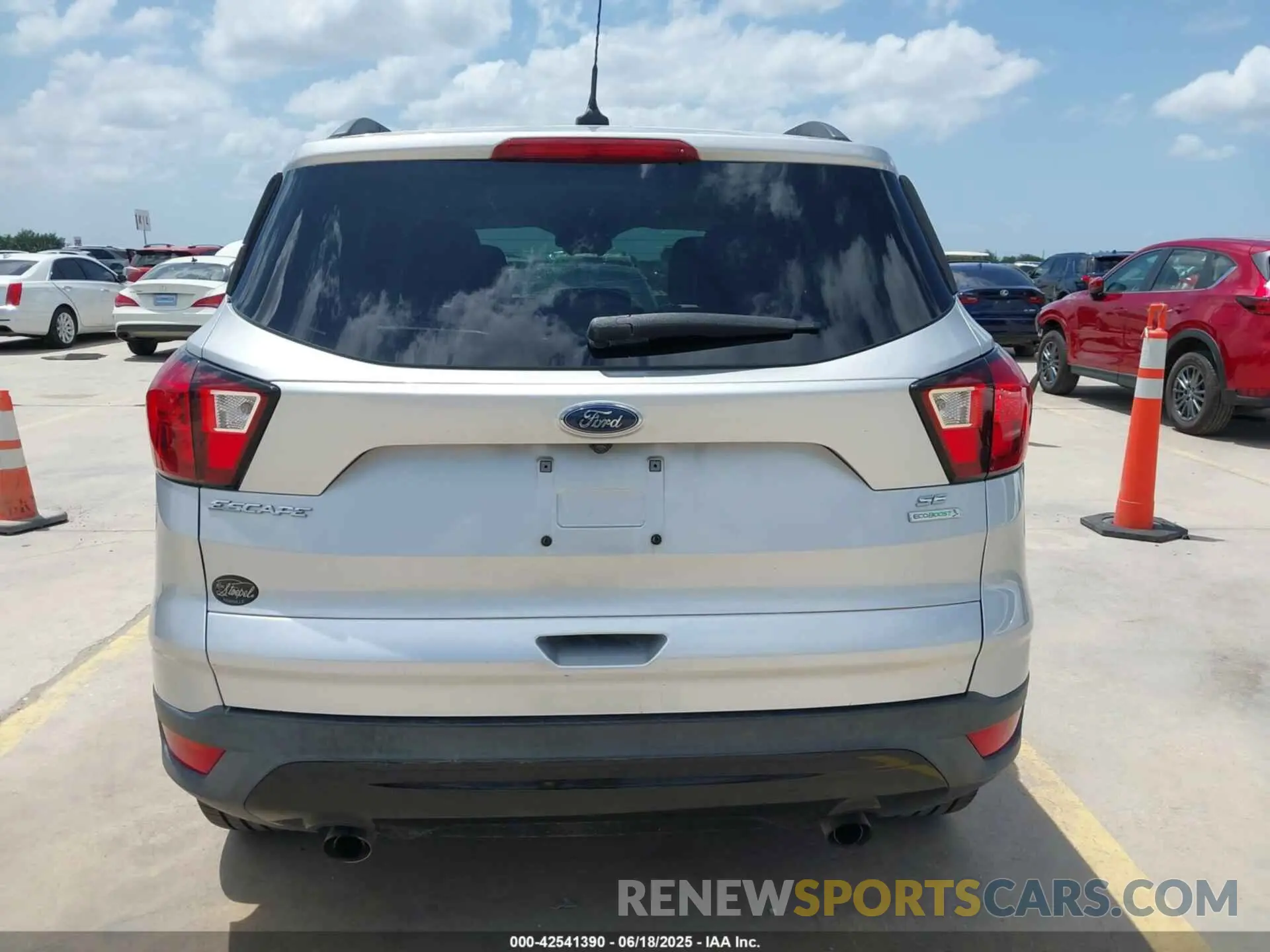 17 fotografías del automóvil dañado 1FMCU0GD8KUA64496 FORD ESCAPE 2019