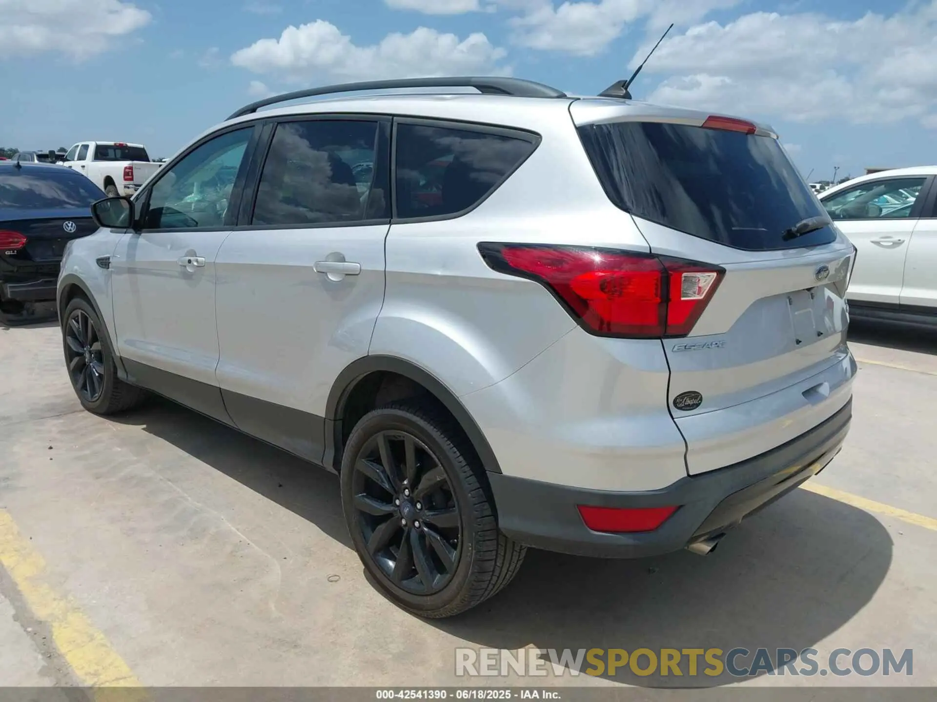 3 fotografías del automóvil dañado 1FMCU0GD8KUA64496 FORD ESCAPE 2019