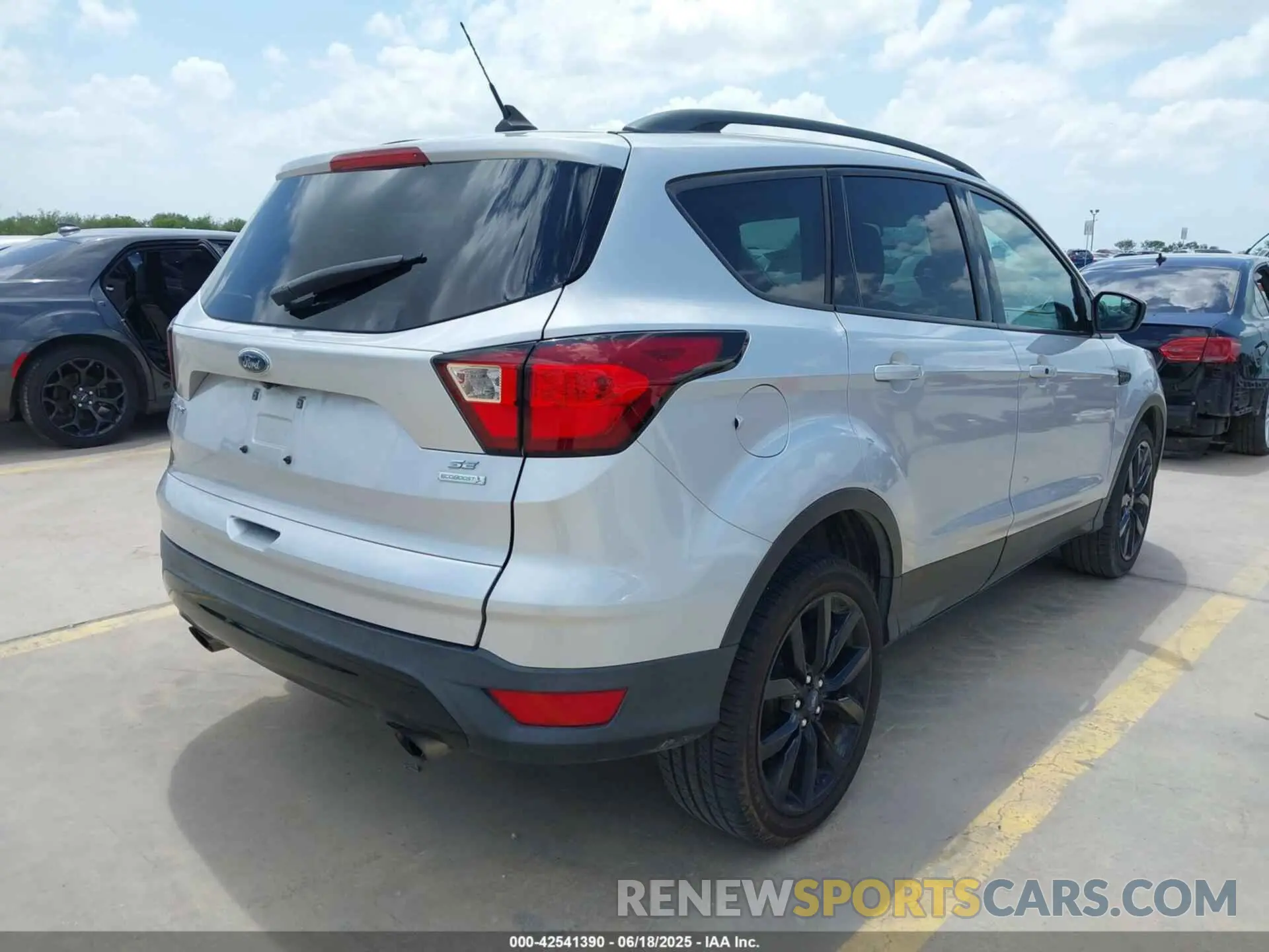 4 fotografías del automóvil dañado 1FMCU0GD8KUA64496 FORD ESCAPE 2019