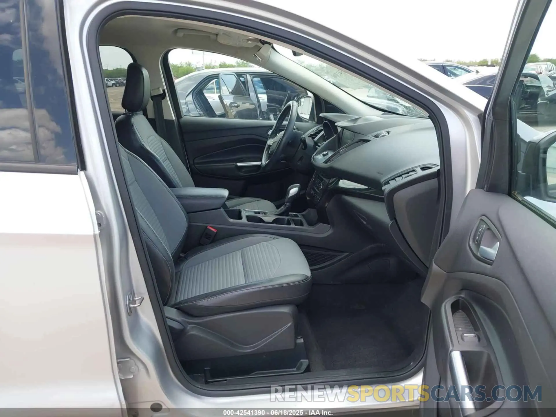 5 fotografías del automóvil dañado 1FMCU0GD8KUA64496 FORD ESCAPE 2019