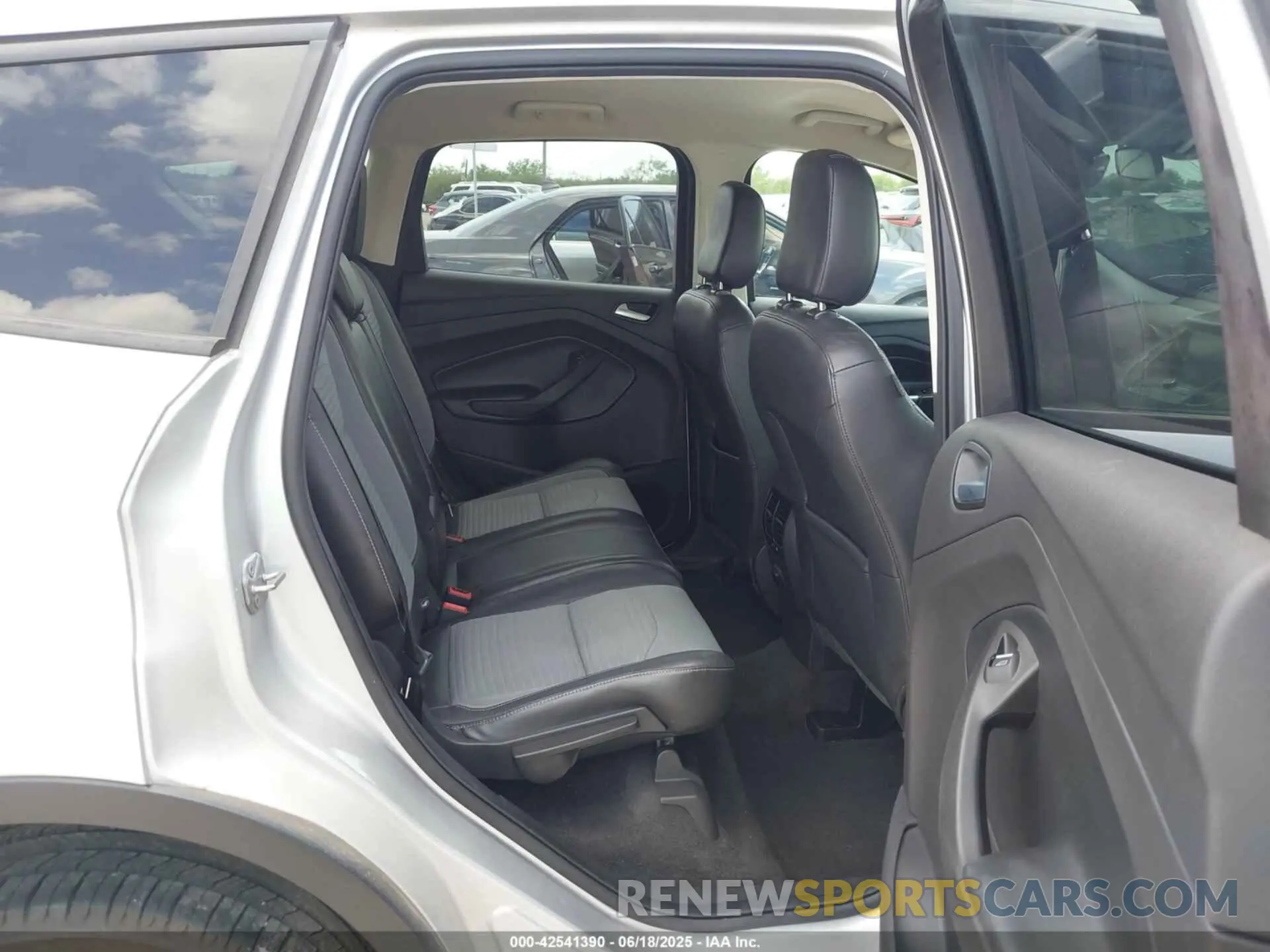 8 fotografías del automóvil dañado 1FMCU0GD8KUA64496 FORD ESCAPE 2019