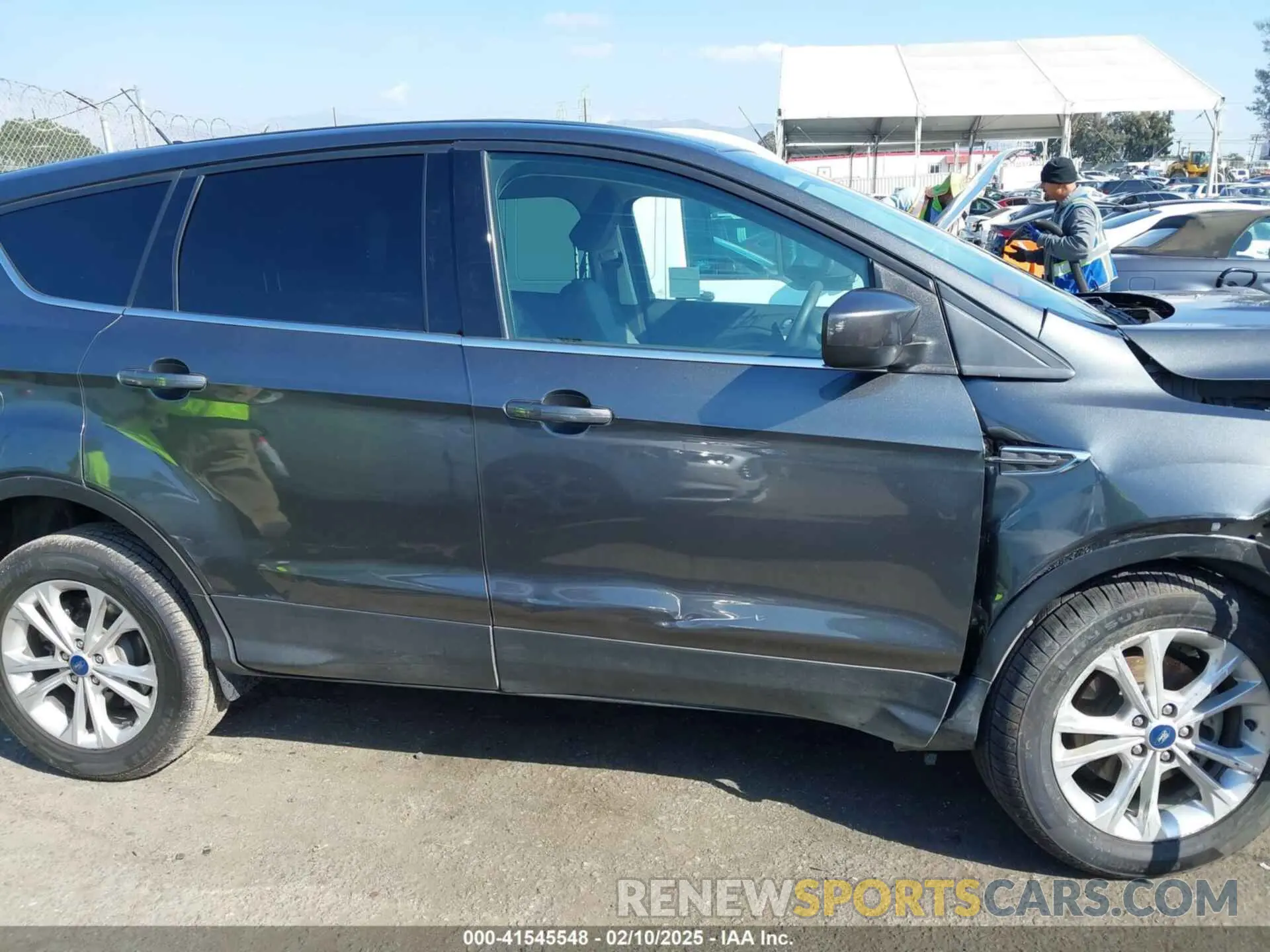 14 fotografías del automóvil dañado 1FMCU0GD8KUB04754 FORD ESCAPE 2019