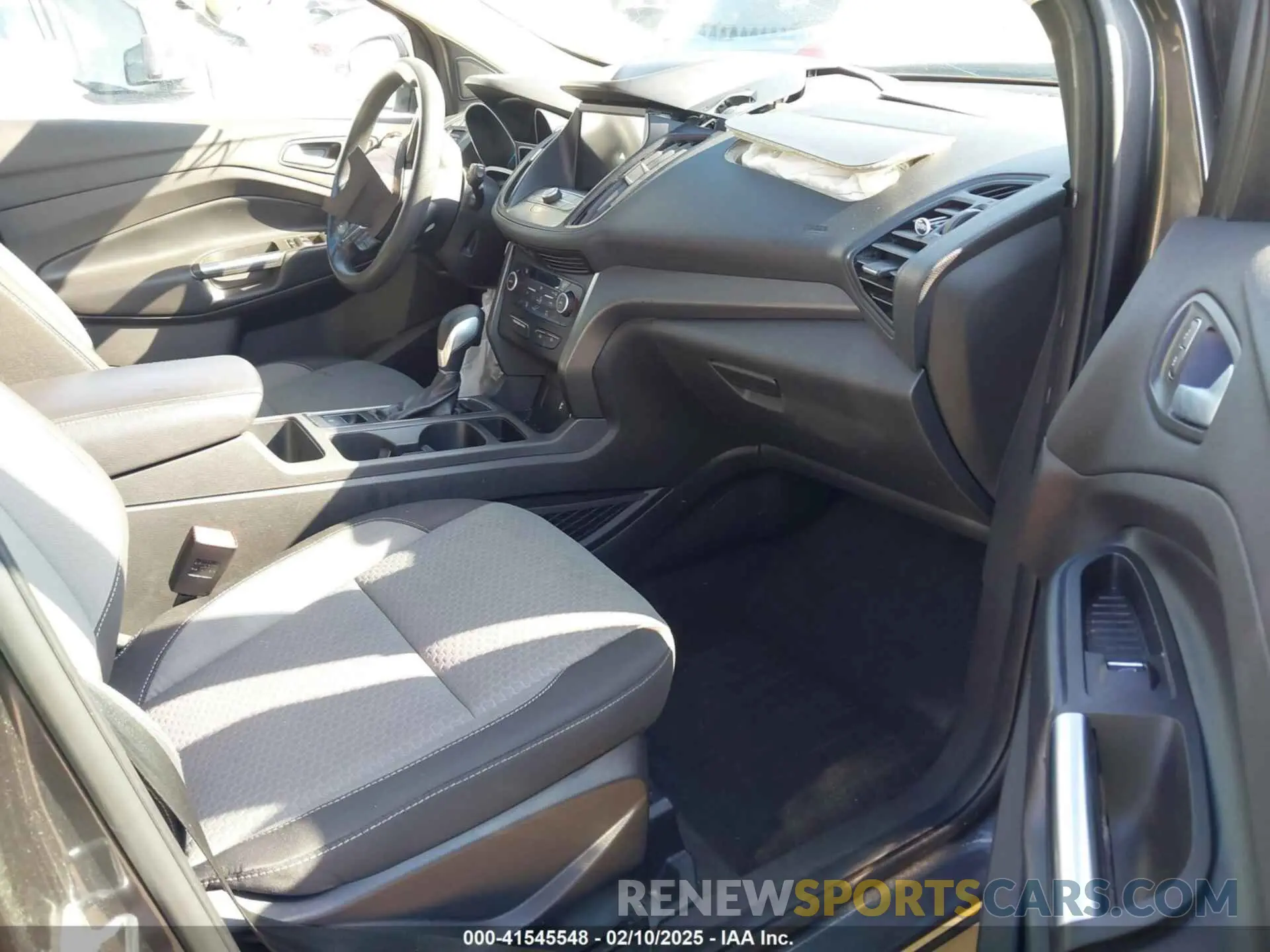 5 fotografías del automóvil dañado 1FMCU0GD8KUB04754 FORD ESCAPE 2019