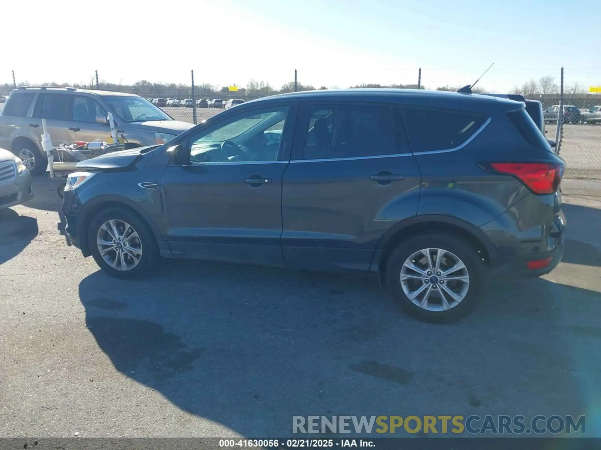 14 fotografías del automóvil dañado 1FMCU0GD8KUB08979 FORD ESCAPE 2019