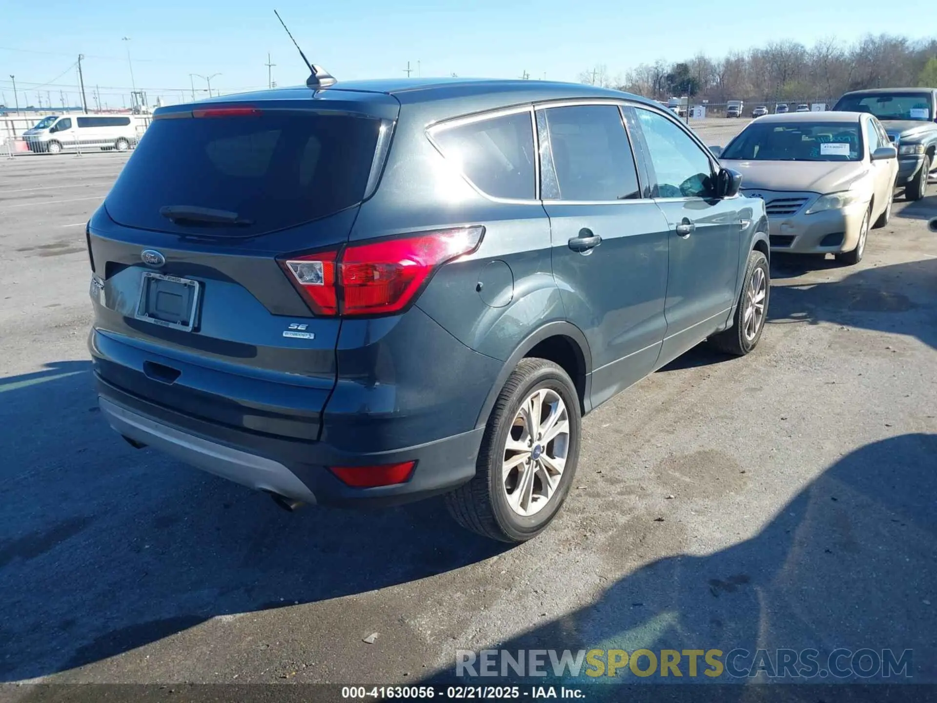 4 fotografías del automóvil dañado 1FMCU0GD8KUB08979 FORD ESCAPE 2019