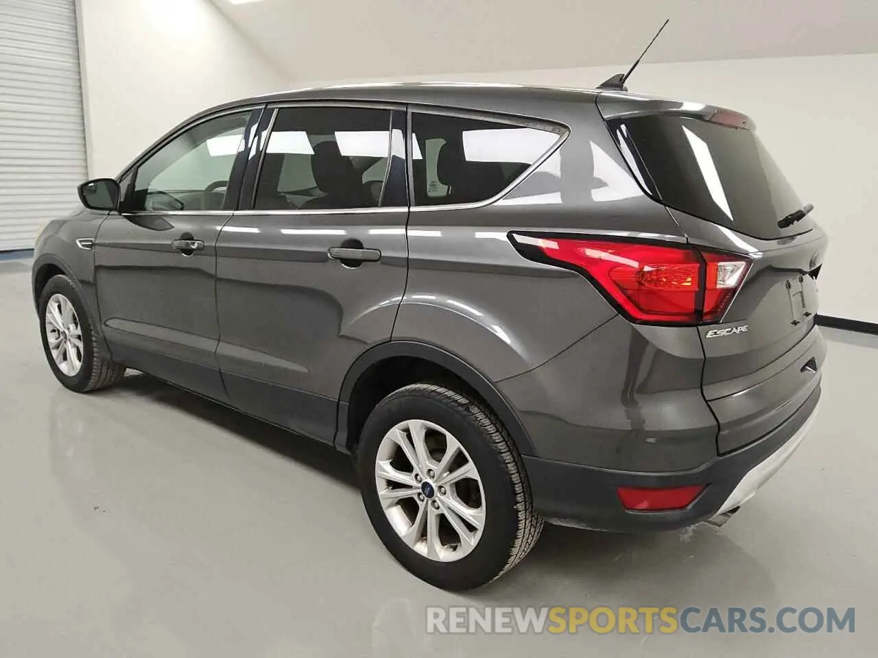 2 fotografías del automóvil dañado 1FMCU0GD8KUB64422 FORD ESCAPE 2019