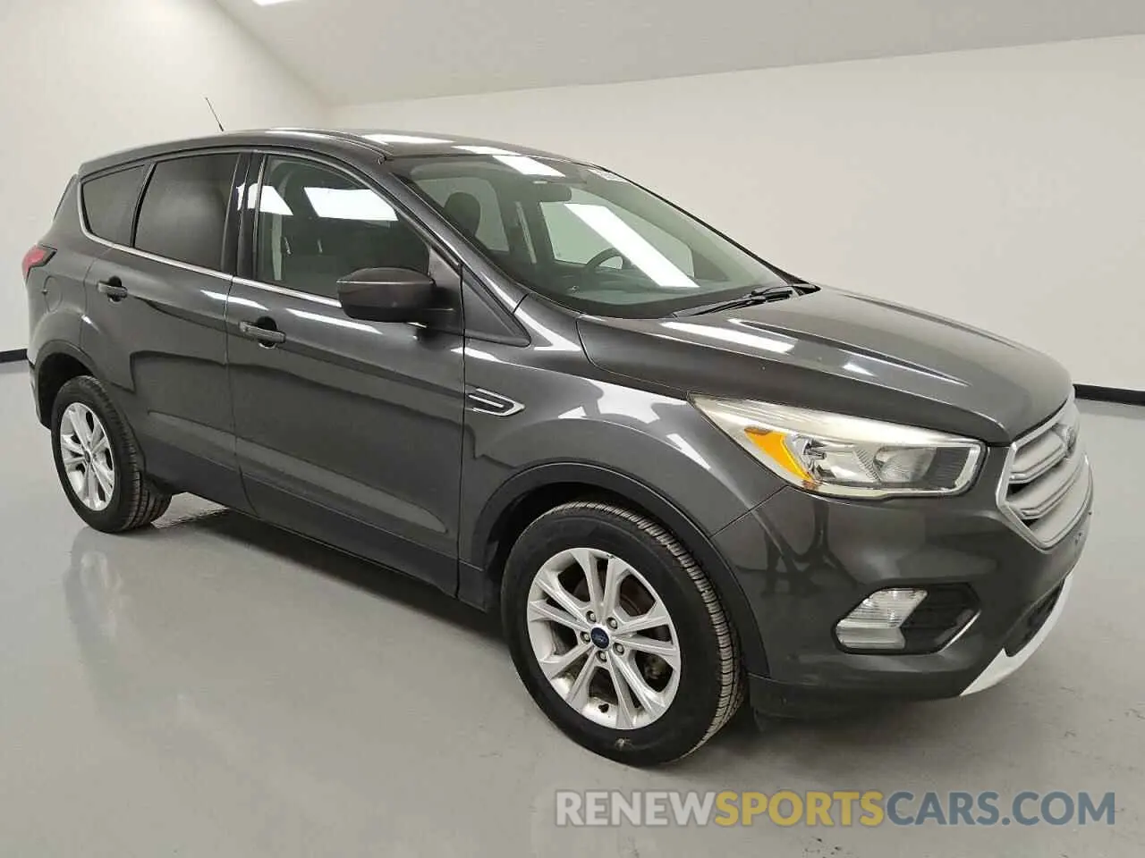 4 fotografías del automóvil dañado 1FMCU0GD8KUB64422 FORD ESCAPE 2019