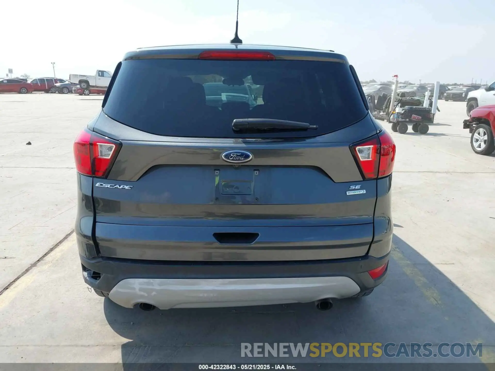 17 fotografías del automóvil dañado 1FMCU0GD8KUC52290 FORD ESCAPE 2019