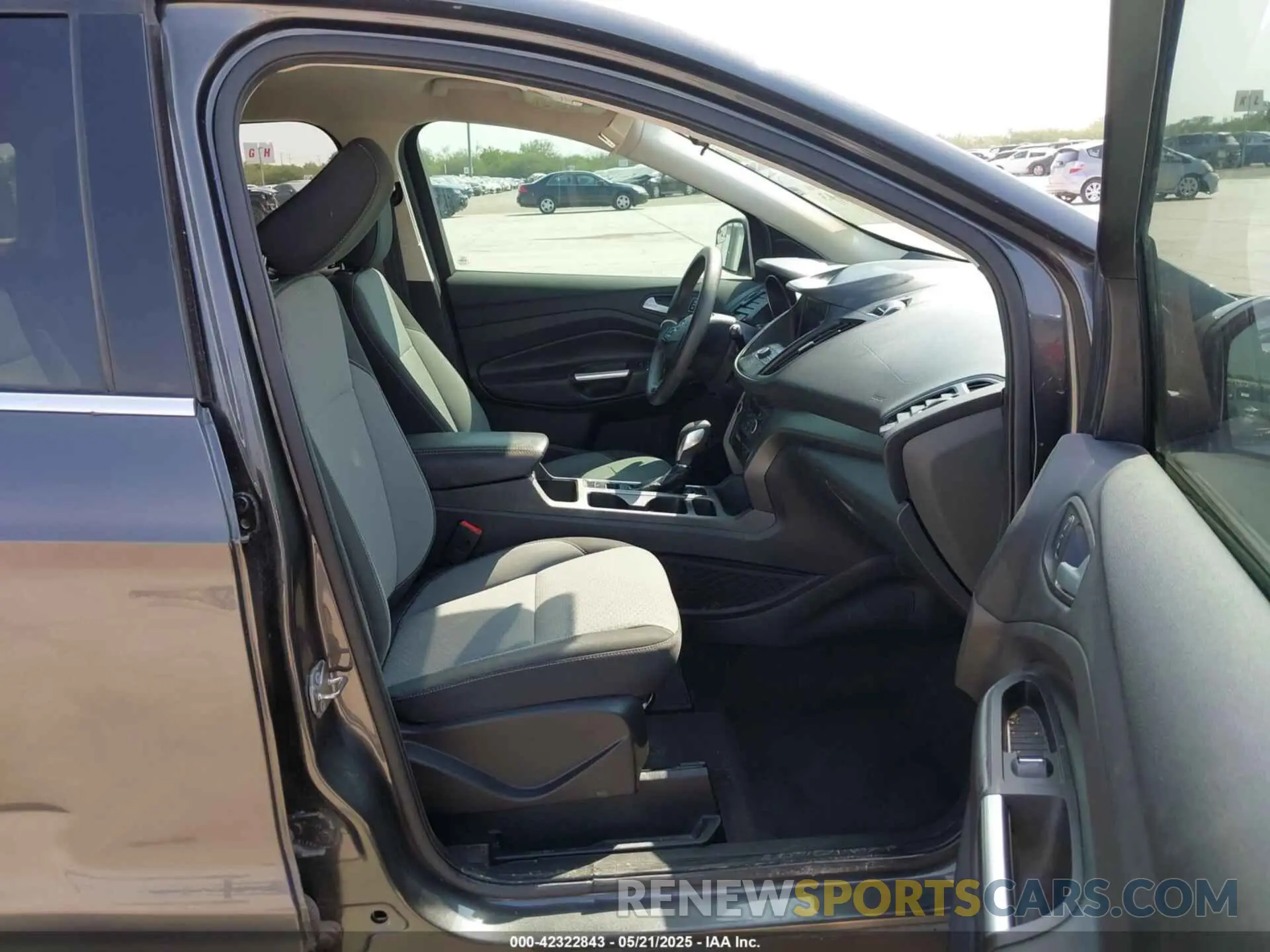 5 fotografías del automóvil dañado 1FMCU0GD8KUC52290 FORD ESCAPE 2019