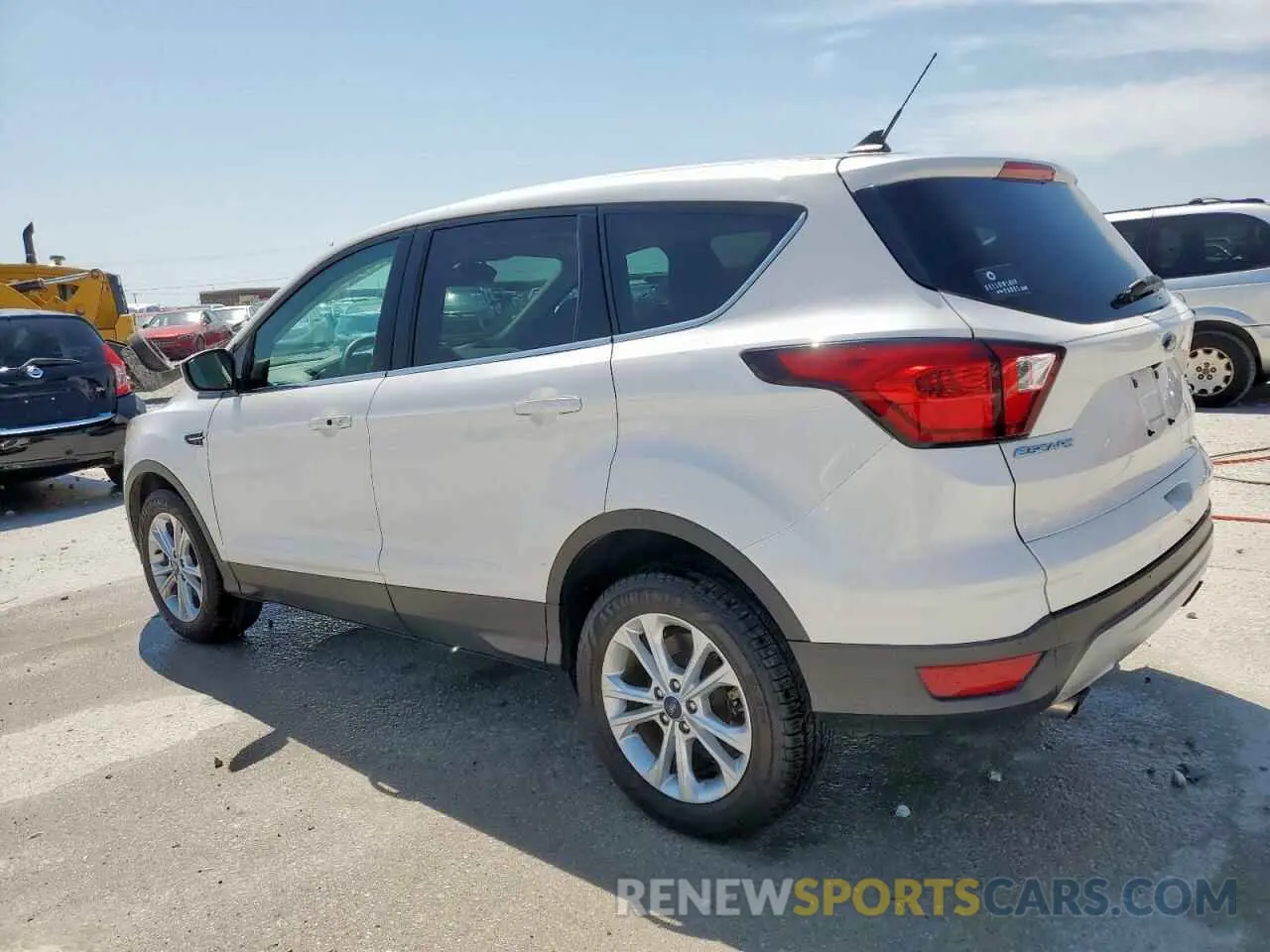 2 fotografías del automóvil dañado 1FMCU0GD9KUA17459 FORD ESCAPE 2019