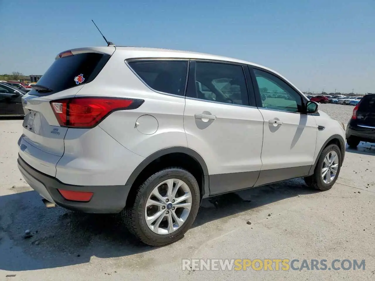 3 fotografías del automóvil dañado 1FMCU0GD9KUA17459 FORD ESCAPE 2019