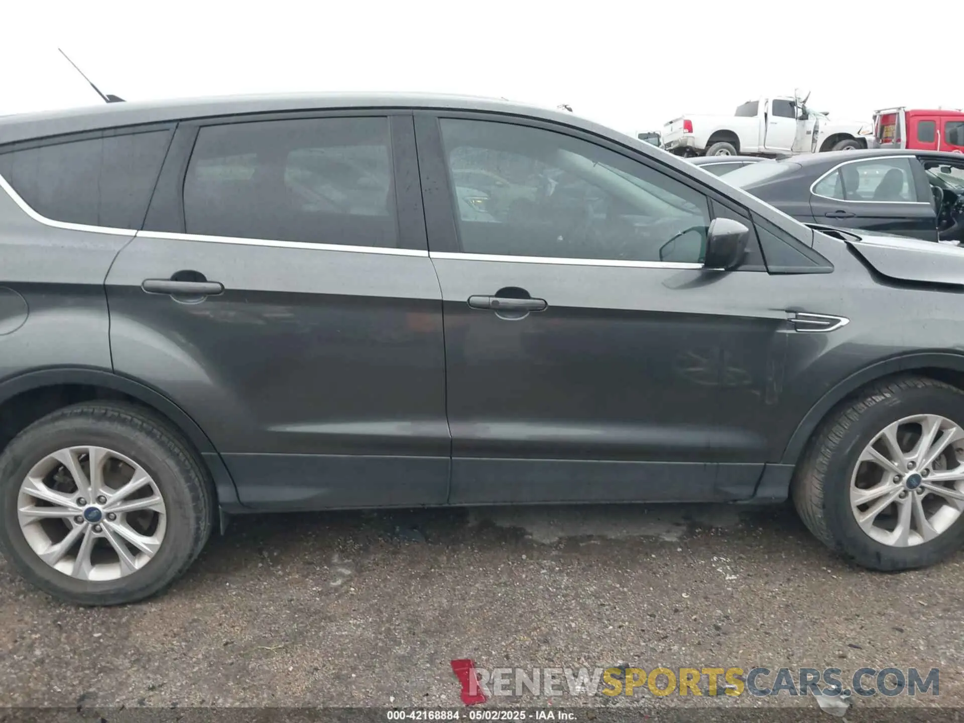 13 fotografías del automóvil dañado 1FMCU0GD9KUA64443 FORD ESCAPE 2019