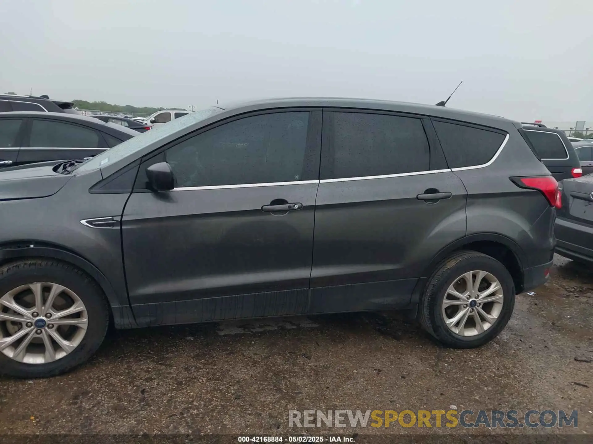14 fotografías del automóvil dañado 1FMCU0GD9KUA64443 FORD ESCAPE 2019