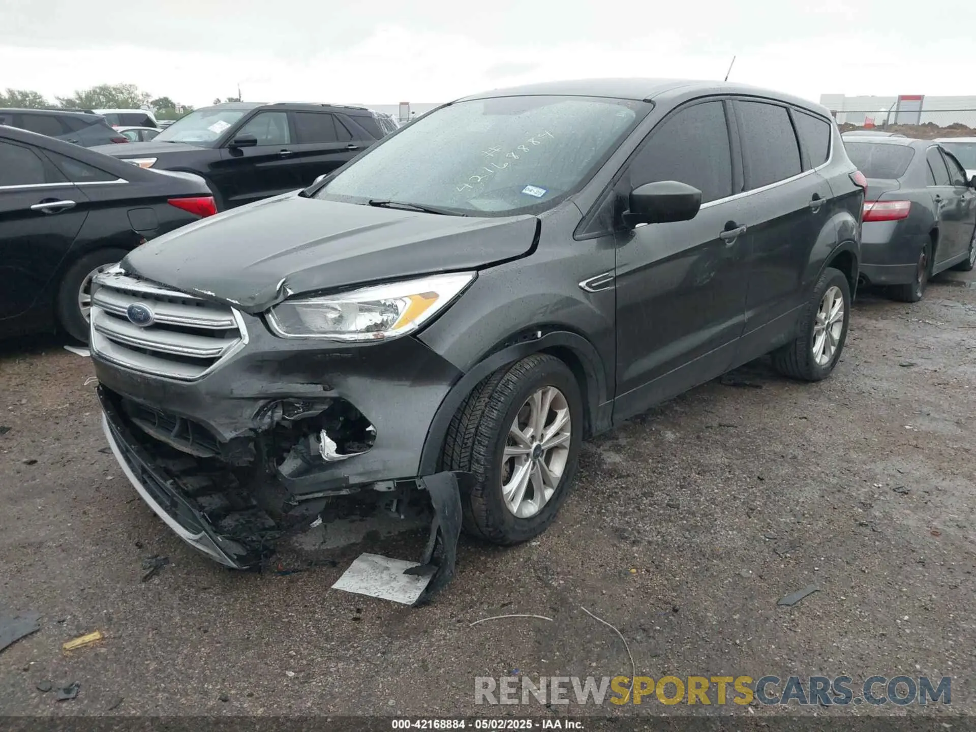 2 fotografías del automóvil dañado 1FMCU0GD9KUA64443 FORD ESCAPE 2019