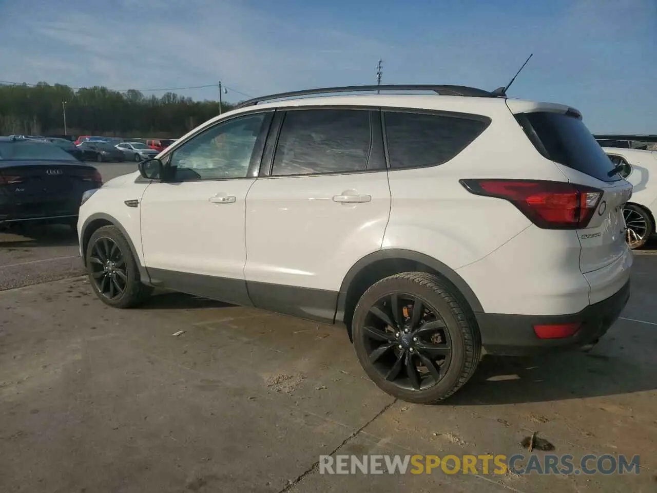 2 fotografías del automóvil dañado 1FMCU0GD9KUB29680 FORD ESCAPE 2019
