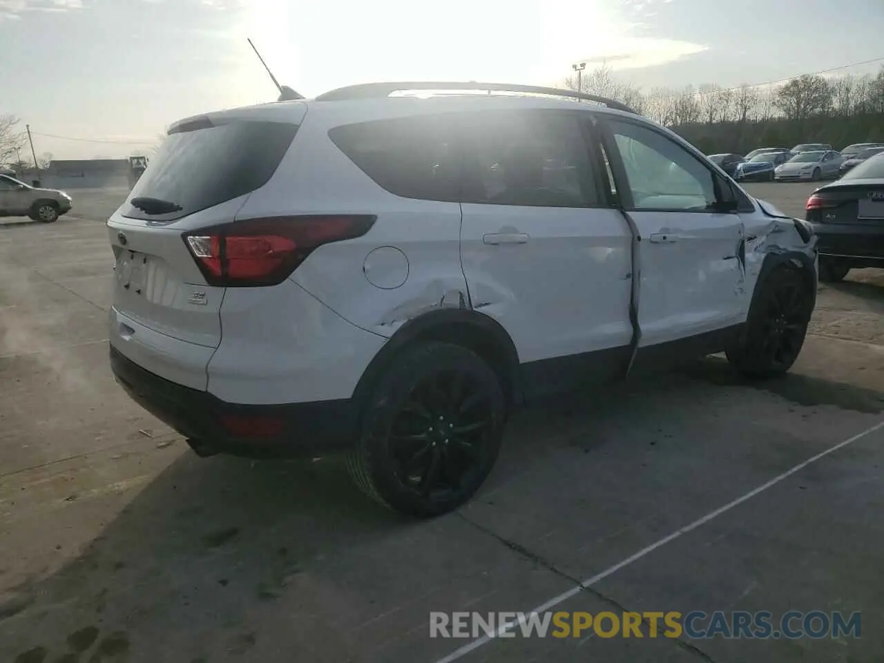 3 fotografías del automóvil dañado 1FMCU0GD9KUB29680 FORD ESCAPE 2019